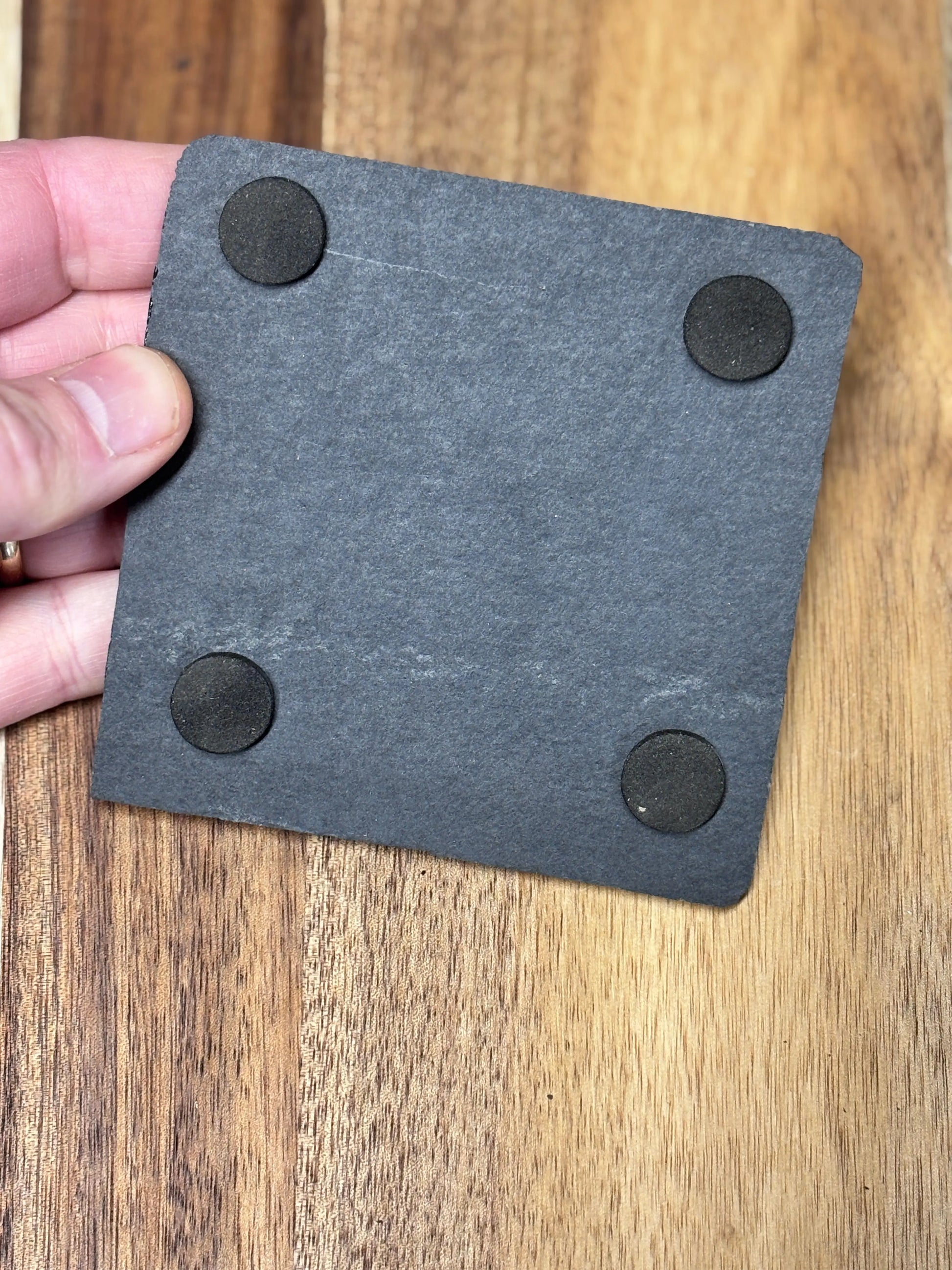 Underlägg i skiffer 4-pack – Mountain | Stilrent bordsskydd 3dprintguru.se & 3dlaserbutiken.se