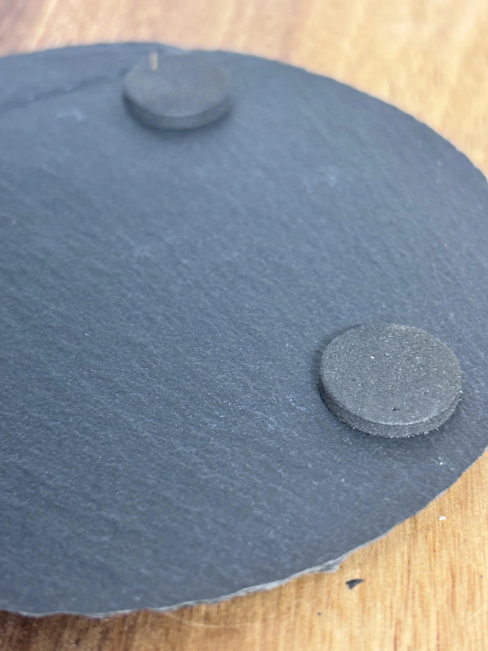 skifferunderlagg-rund-skyddande-tassar