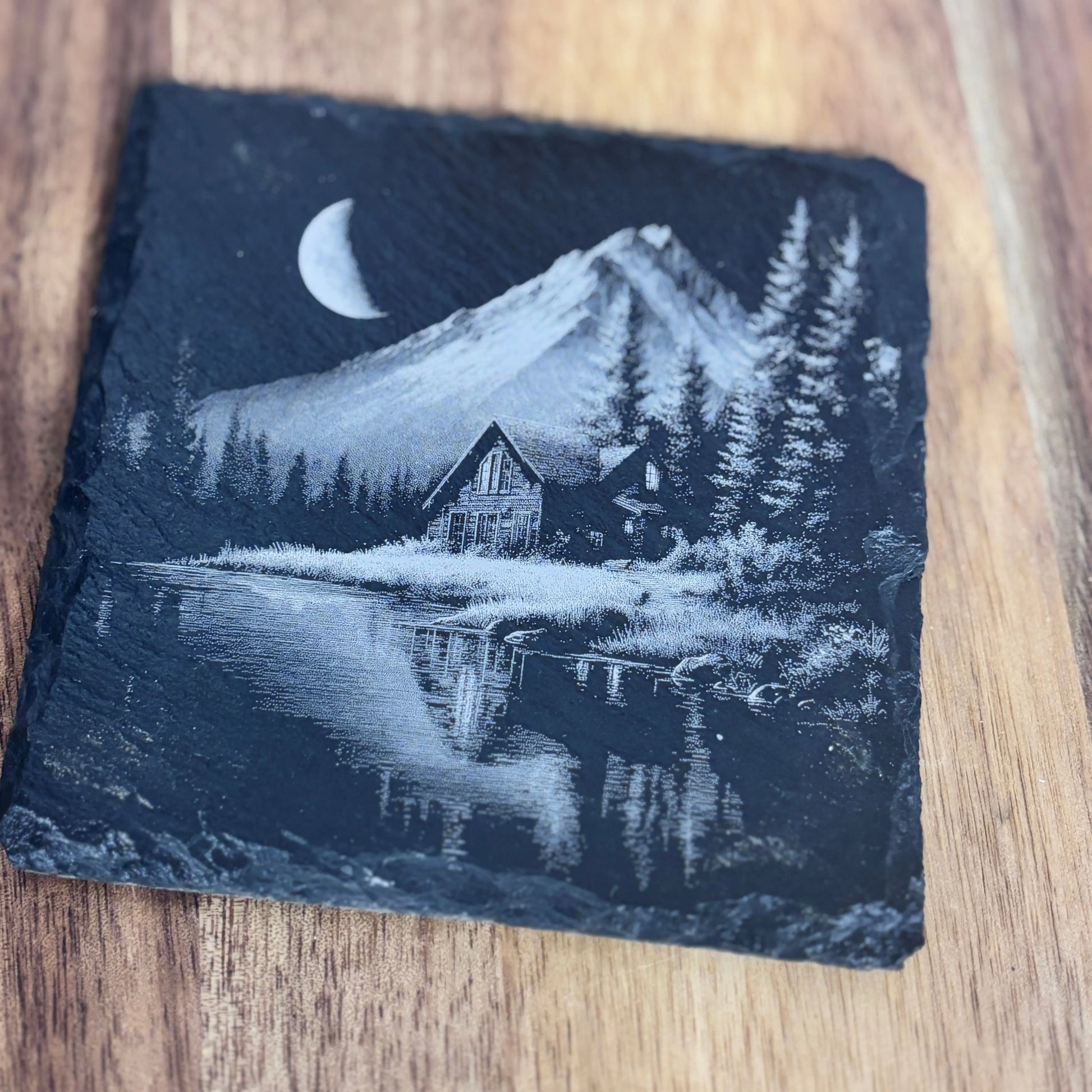 Underlägg i skiffer 4-pack – Mountain | Stilrent bordsskydd 3dprintguru.se & 3dlaserbutiken.se