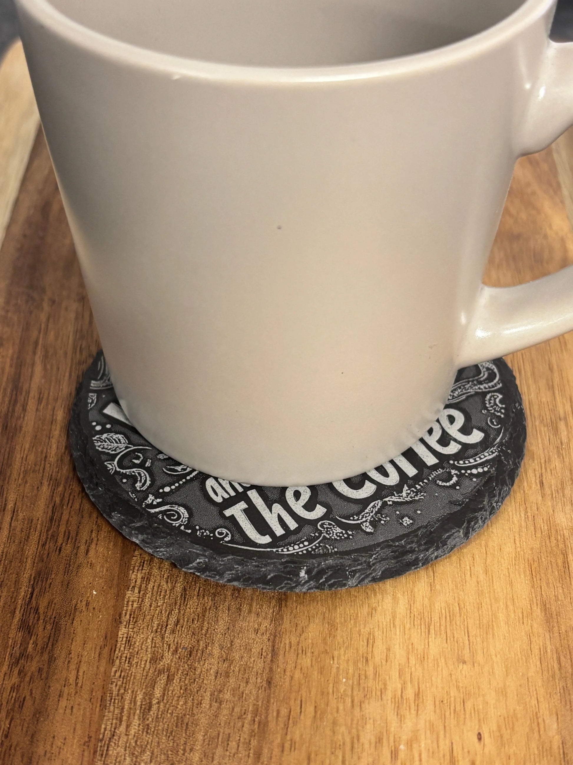 skifferunderlagg-vaknar-upp-kaffe-kaffekopp